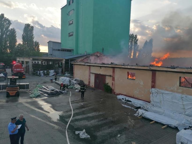 Incendiu violent la depozite de materiale textile din Buzău