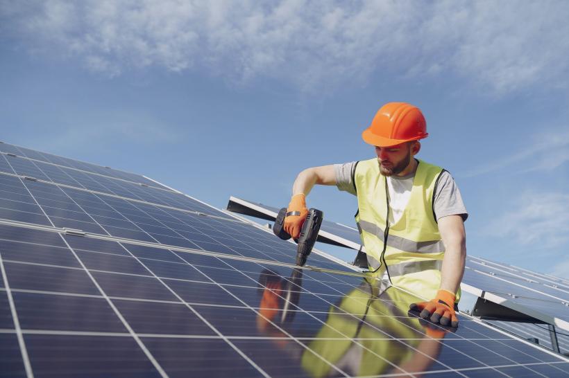 Investiţii de 28 mil. euro în panouri solare ar putea asigura consumul de energie în zece mari oraşe