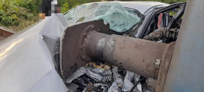 Accident grav în Ialomița. Mașină spulberată de tren. Două persoane, transportate la spital 18791453