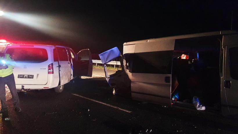 Accident grav pe autostrada A1, în județul Arad. Două microbuze au fost implicate. Mai multe persoane au fost rănite 18791458