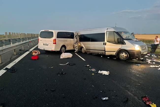 Accident grav pe autostrada A1, în județul Arad. Două microbuze au fost implicate. Mai multe persoane au fost rănite 18791460