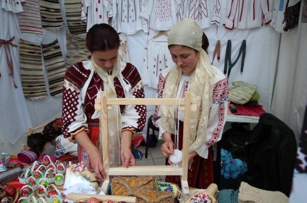 Ateliere de cusut, tabere de vară şi şcoală internaţională pentru refugiaţii ucraineni, prin Asociaţia Grund