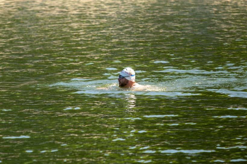 De Ziua Internațională a Dunării, Avram Iancu înoată 12 ore în beneficiul copiilor speciali ai Asociației CONIL