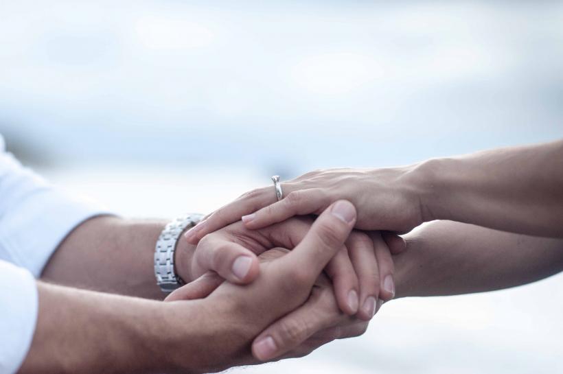 Patru sfaturi pentru a avea grijă cum se cuvine de inelul de logodnă
