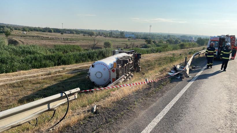 Accident spectaculos în Galați. Un tir cu cisternă încărcată cu GPL, condus de un ucrainean, s-a răsturnat la ieșirea din România