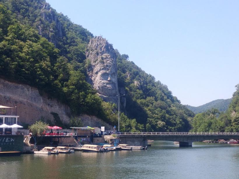 Noutate în turism: croaziere la Clisura Dunării, sub capul lui Decebal