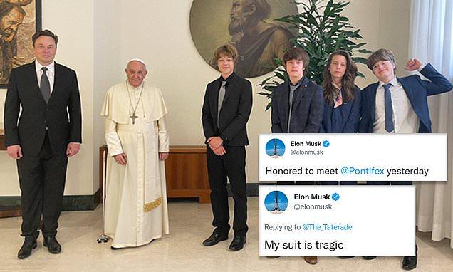 Antreprenorul Elon Musk postează o fotografie cu papa pe Twitter
