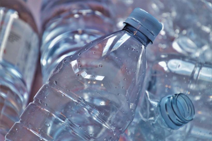 India interzice plasticul de unică folosință pentru a combate poluarea