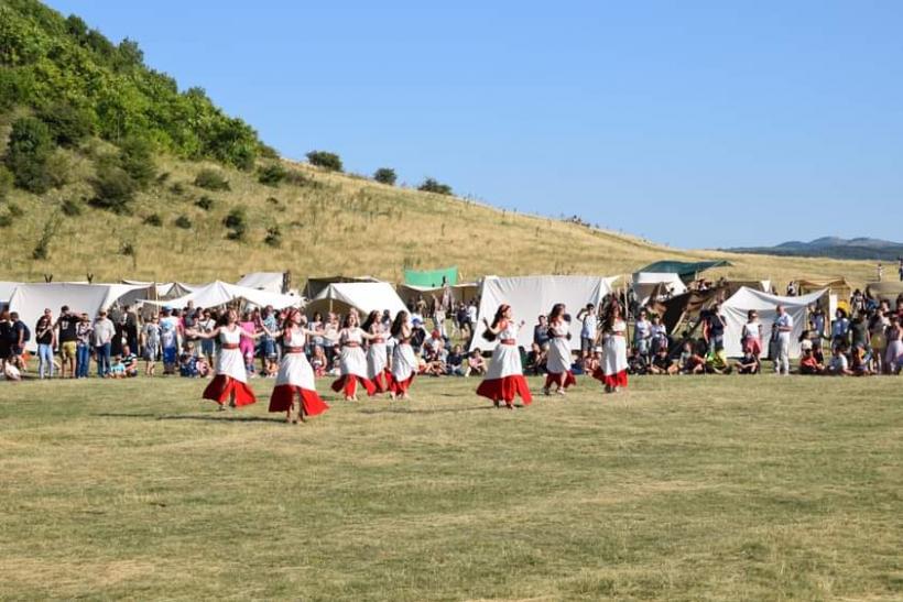 Excursie la daci și romani, pe Măgura Uroiului, înapoi cu două milenii 18793412