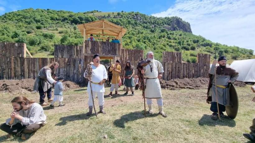Excursie la daci și romani, pe Măgura Uroiului, înapoi cu două milenii 18793416