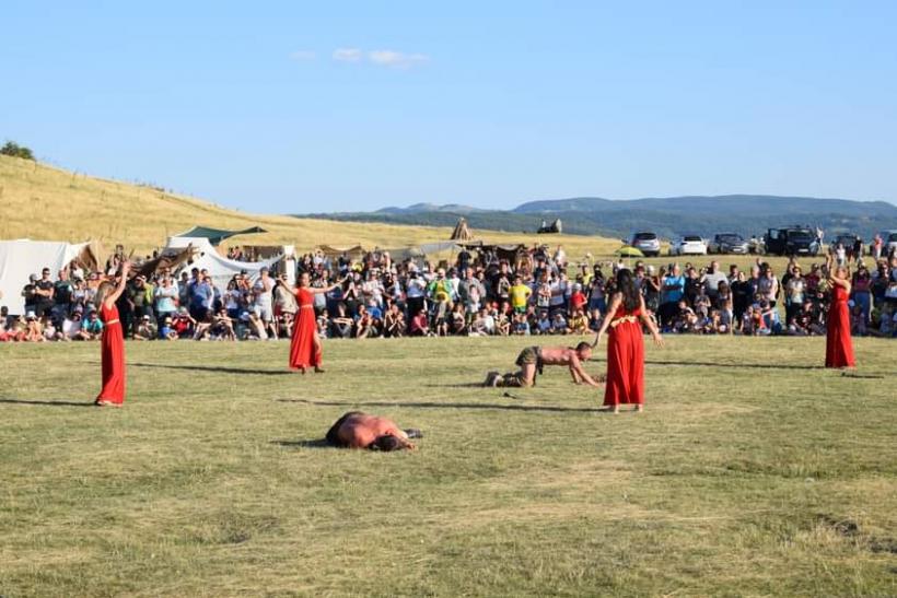 Excursie la daci și romani, pe Măgura Uroiului, înapoi cu două milenii 18793417