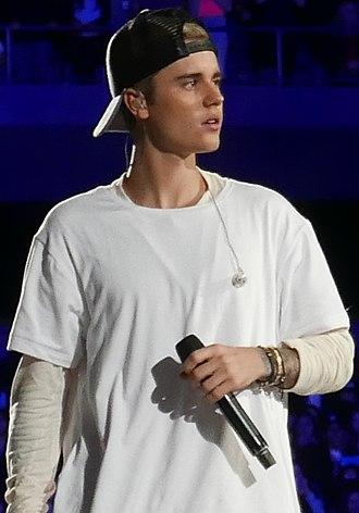 Justin Bieber revine pe scenă, după ce și-a anulat concerte din cauza unei paralizii faciale