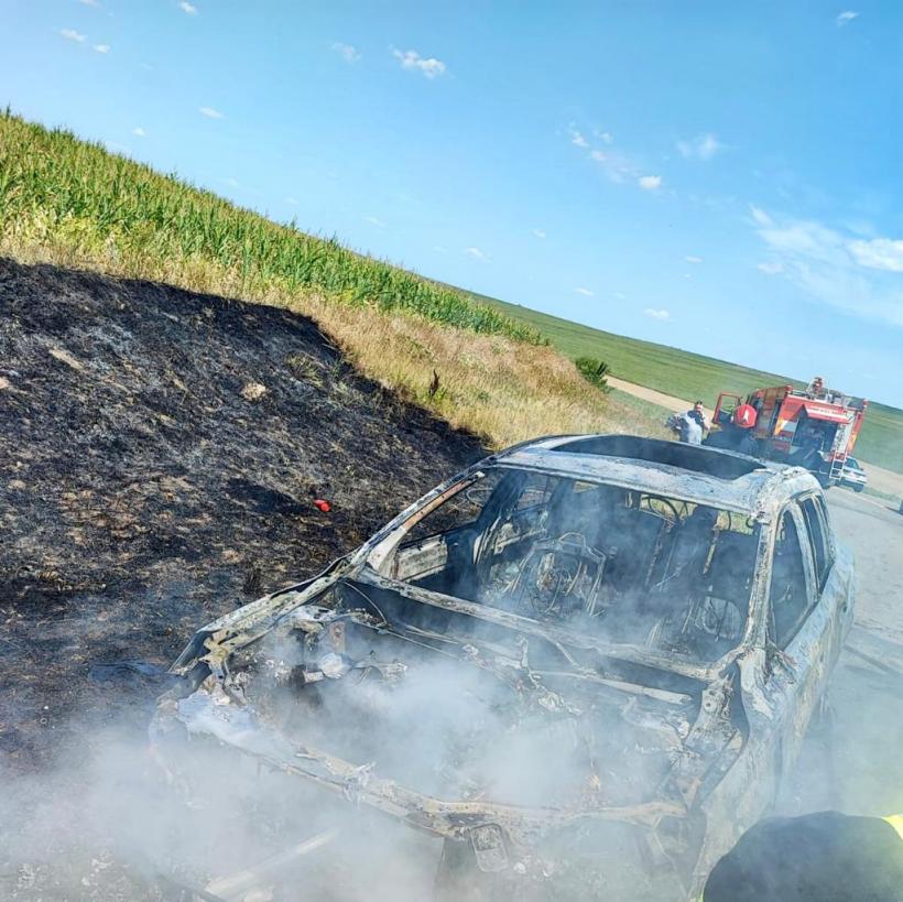 O mașină a ars ca o torță pe drumul naţional DN 29 D din Botoșani