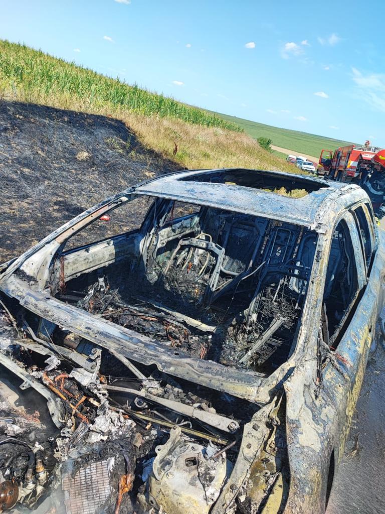 O mașină a ars ca o torță pe drumul naţional DN 29 D din Botoșani 18793737