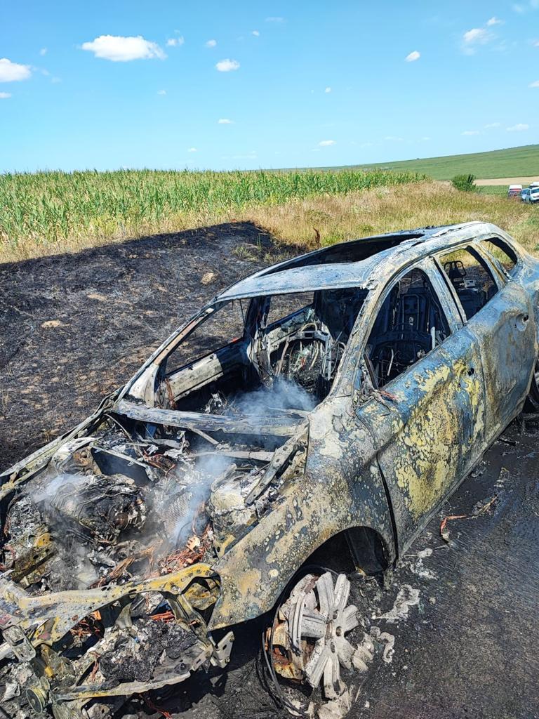 O mașină a ars ca o torță pe drumul naţional DN 29 D din Botoșani 18793738