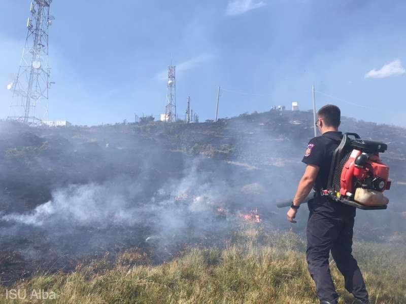 Incendiu de vegetație pe muntele Găina