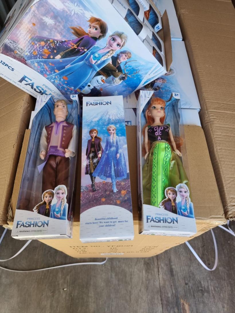 Jucării cu marca „Frozen”, contrafăcute, găsite într-un container în Portul Constanța