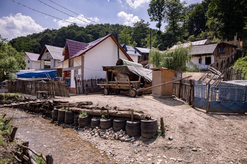 România cu două fețe: una - burgheză și nepăsătoare, cealaltă - săracă și disperată 18794084