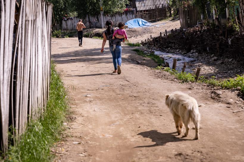 România cu două fețe: una - burgheză și nepăsătoare, cealaltă - săracă și disperată 18794085