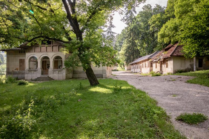 România cu două fețe: una - burgheză și nepăsătoare, cealaltă - săracă și disperată 18794086