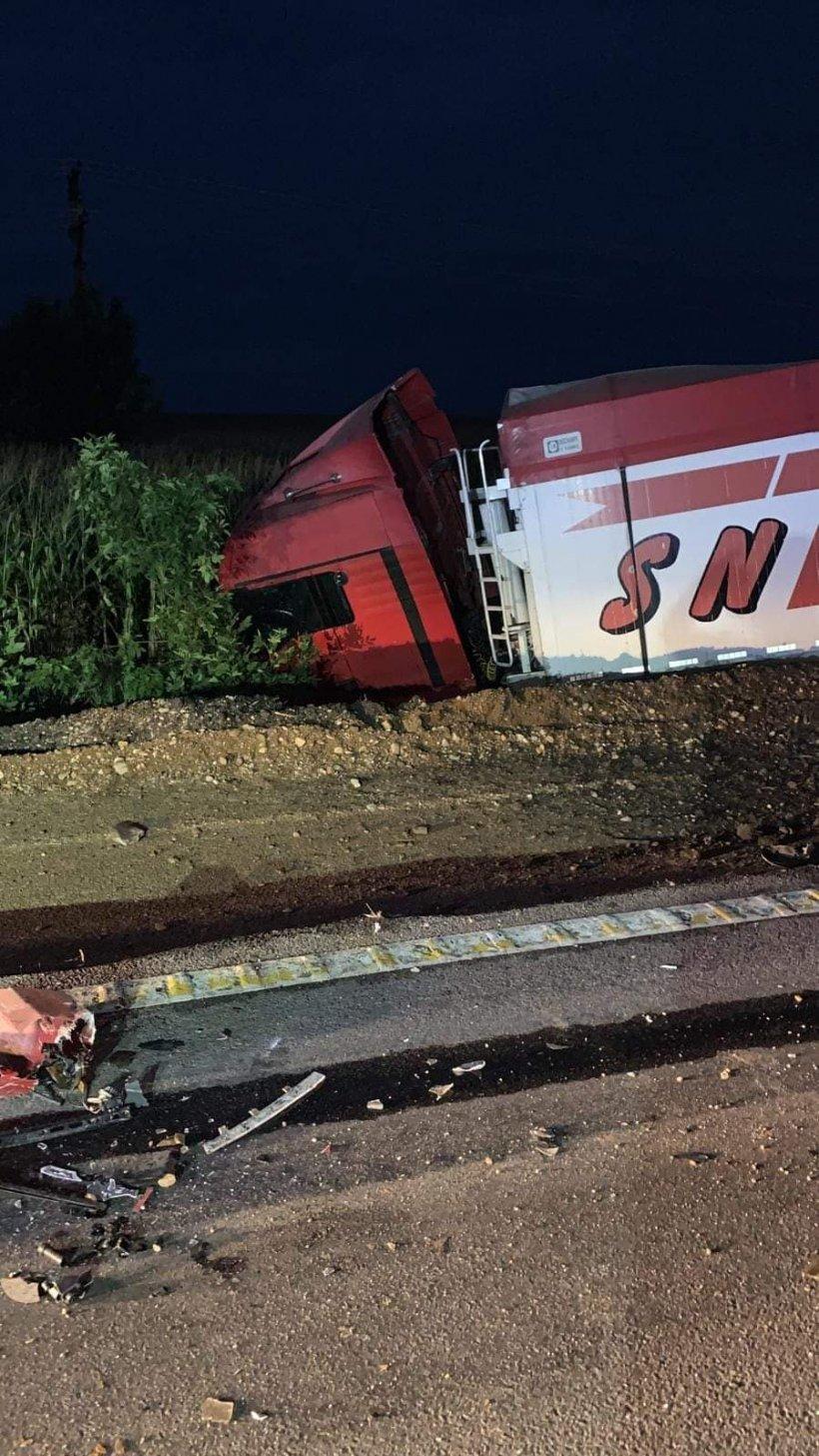 Tragedie în Teleorman. Doi adulți și trei copii au murit după ce mașina în care se aflau a fost spulberată de un TIR 18794103