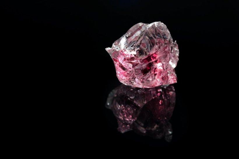 Descoperire uimitoare pe piața pietrelor prețioase. Un diamant roz uriaș a fost extras dintr-o mină în Angola