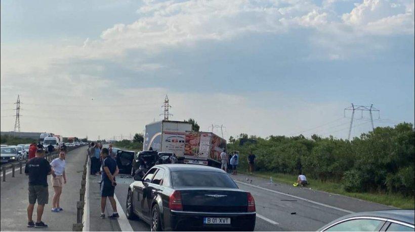 Accident în lanț pe Autostrada Bucureşti-Piteşti. Șapte mașini au fost implicate. Un mort şi mai mulţi răniţi. A fost solicitat un elicopter SMURD