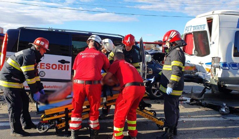 Update Arad: Accident rutier soldat cu 12 victime transportate la spital