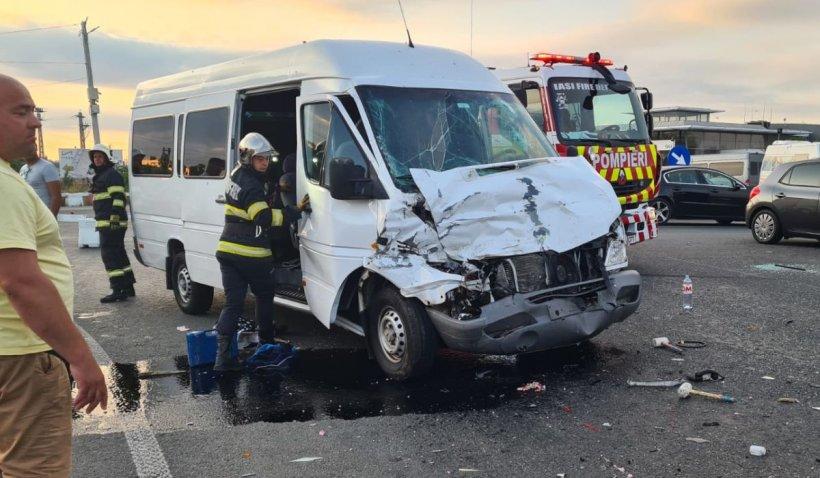 Accident între o camionetă și un microbuz în județul Iași. Nouă persoane au fost rănite