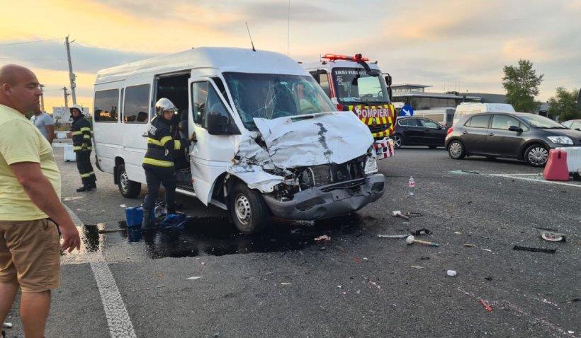 Accident între o camionetă și un microbuz în județul Iași. Nouă persoane au fost rănite 18795073