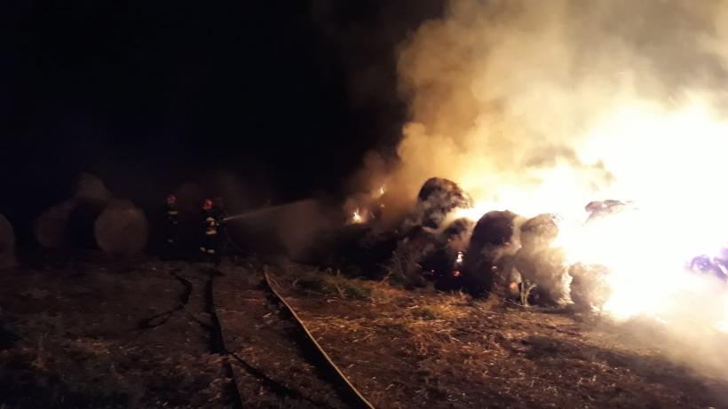 Cinci ore de luptă cu flăcările după un incendiu la o stână din Tulcea