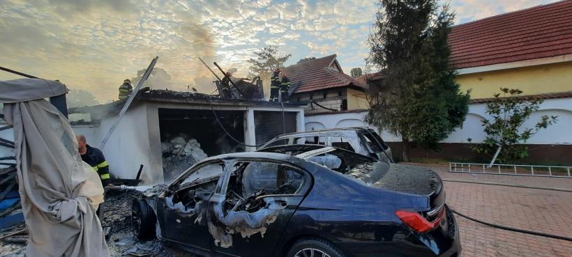 Incendiu la o casă și un garaj din Craiova. Două mașini au ars
