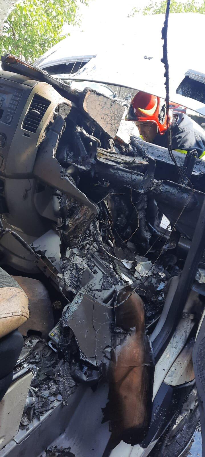 Autoutilitară distrusă într-un incendiu produs într-un atelier auto din Focșani