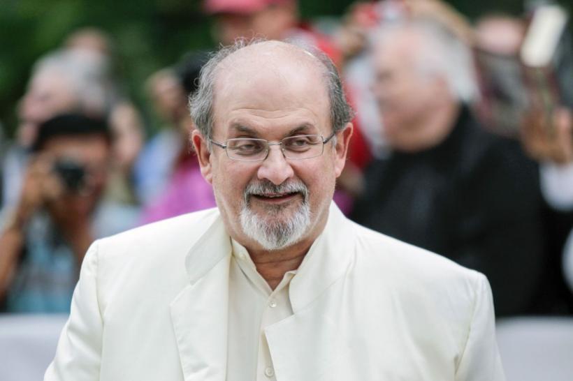 Bărbatul care l-a atacat pe Salman Rushdie, acuzat de tentativă de crimă de gradul doi