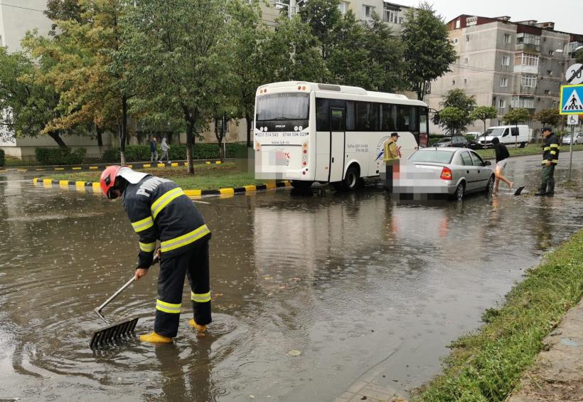 Intersecție inundată în urma ploilor în Botoșani. O mașină a rămas blocată