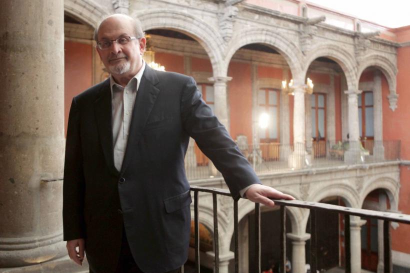 Agresorul scriitorului Salman Rushdie pledează nevinovat