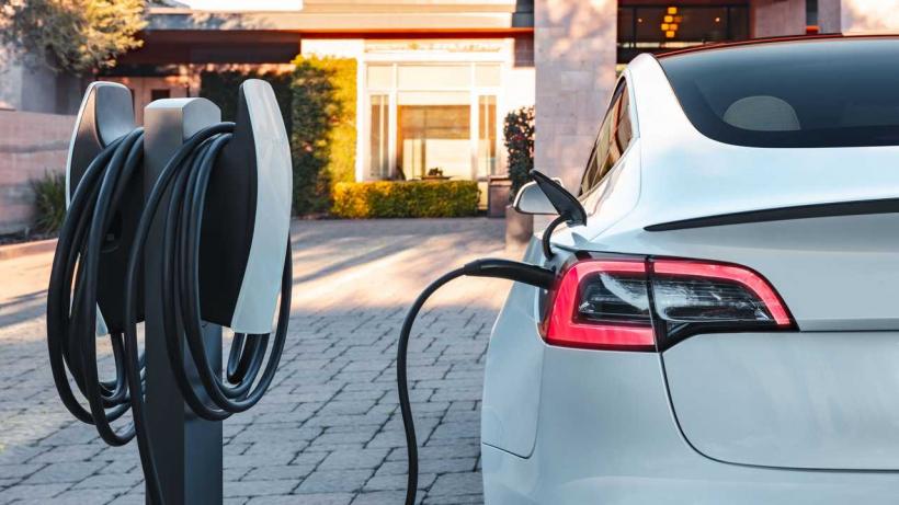 Vânzările de autovehicule electrice s-au dublat în primele 7 luni din 2022