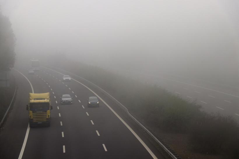 Ceaţă densă pe autostrada Soarelui. Vizibilitate redusă