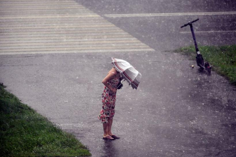 Ploi torenţiale în Capitală, de marţi după-amiaza