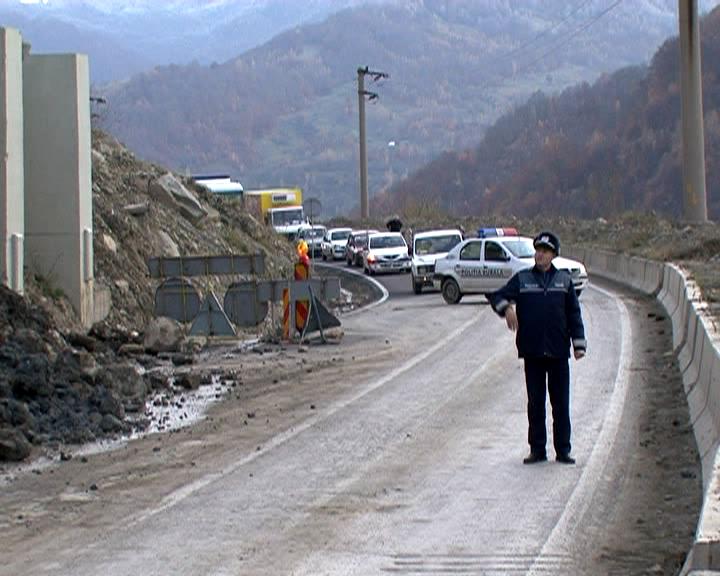 Video Căderi masive de pietre în Suceava. Trafic închis între două localități