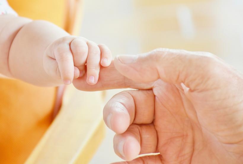 Guvernul a aprobat ordonanța pentru acordarea concediului paternal la nașterea fiecărui copil