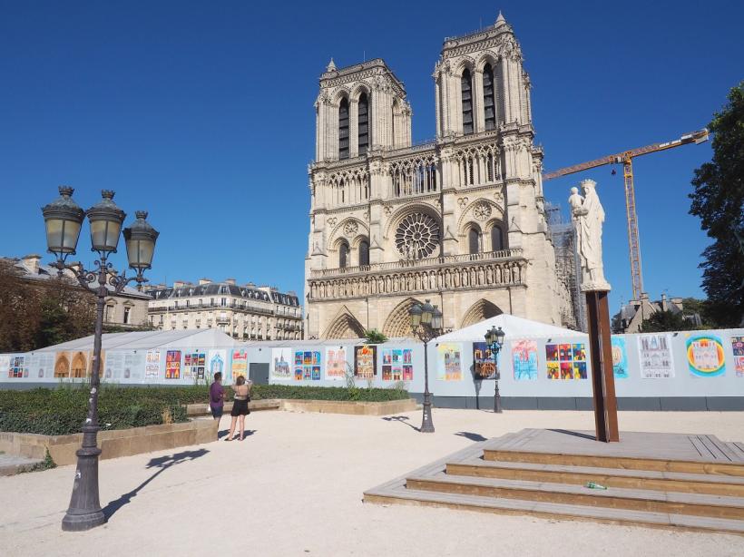 Operațiune complexă: A început restaurarea vitraliilor deteriorate de fum de la Notre-Dame