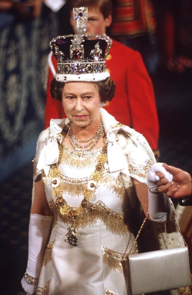 Bijuteriile de familie ale celei mai lungi domnii 18798853