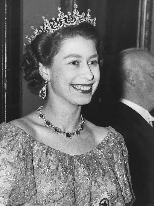 Bijuteriile de familie ale celei mai lungi domnii 18798854