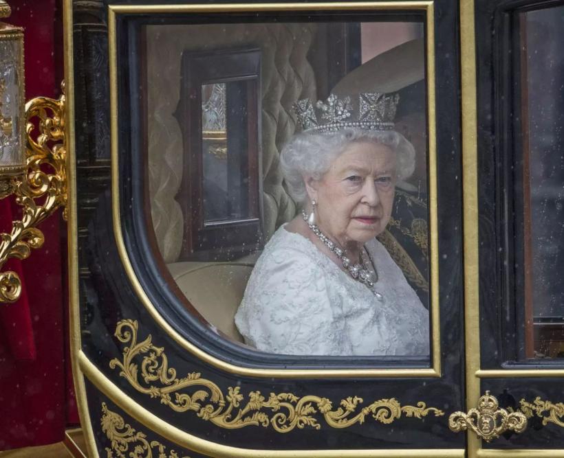 Bijuteriile de familie ale celei mai lungi domnii 18798857