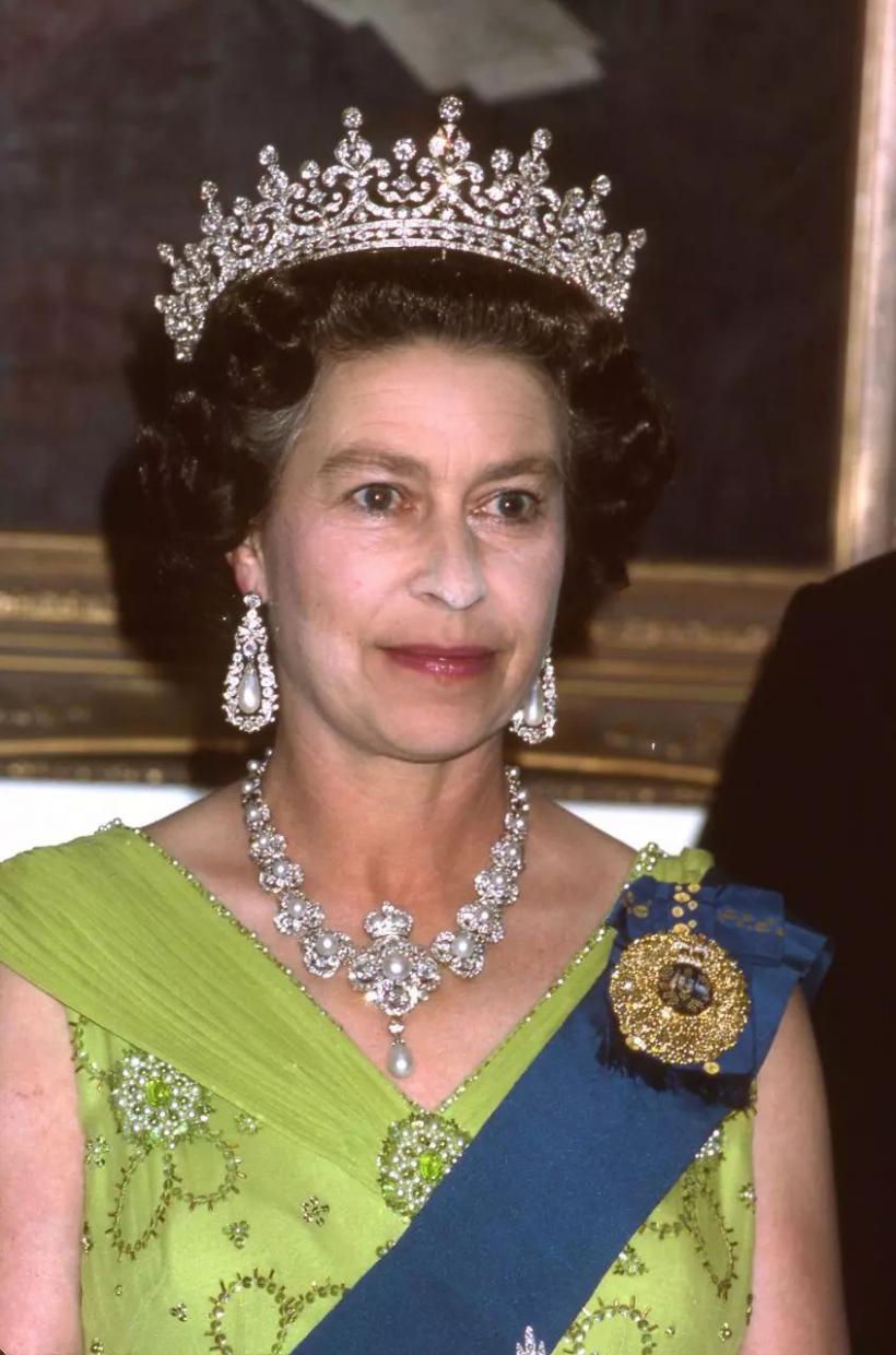 Bijuteriile de familie ale celei mai lungi domnii 18798860