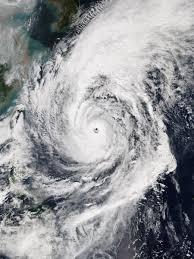 Un taifun ''foarte puternic'' se apropie de insulele din sudul Japoniei