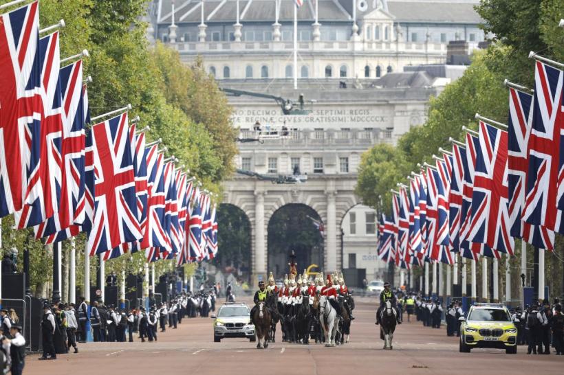 Westminster Hall s-a deschis pentru a permite publicului să îi aducă ultimul omagiu Reginei