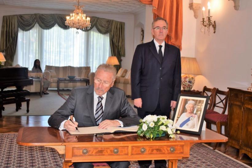 Emil Constantinescu a semnat în cartea de condoleanțe deschisă în memoria Reginei Elisabeta a II-a
