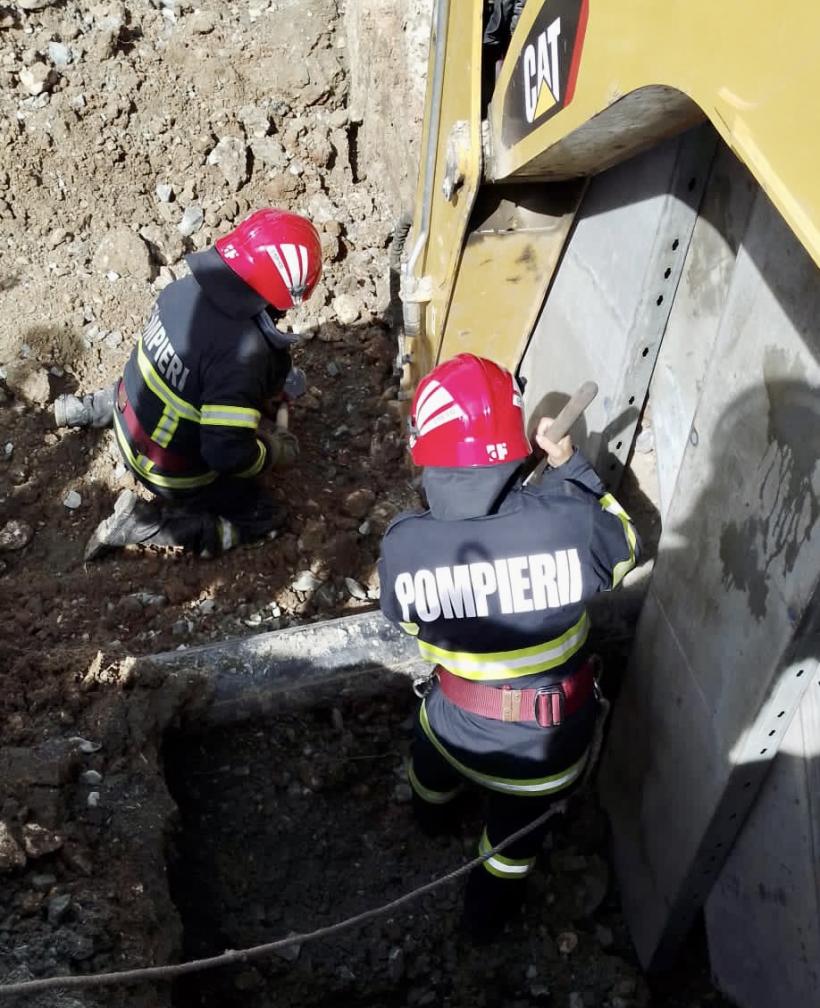Intervenție contracronometru a pompierilor pentru salvarea unui bărbat de sub un mal de pământ: “Se sapă în jurul lui cu lopeți și uneori cu mâinile goale pentru a nu-l răni”